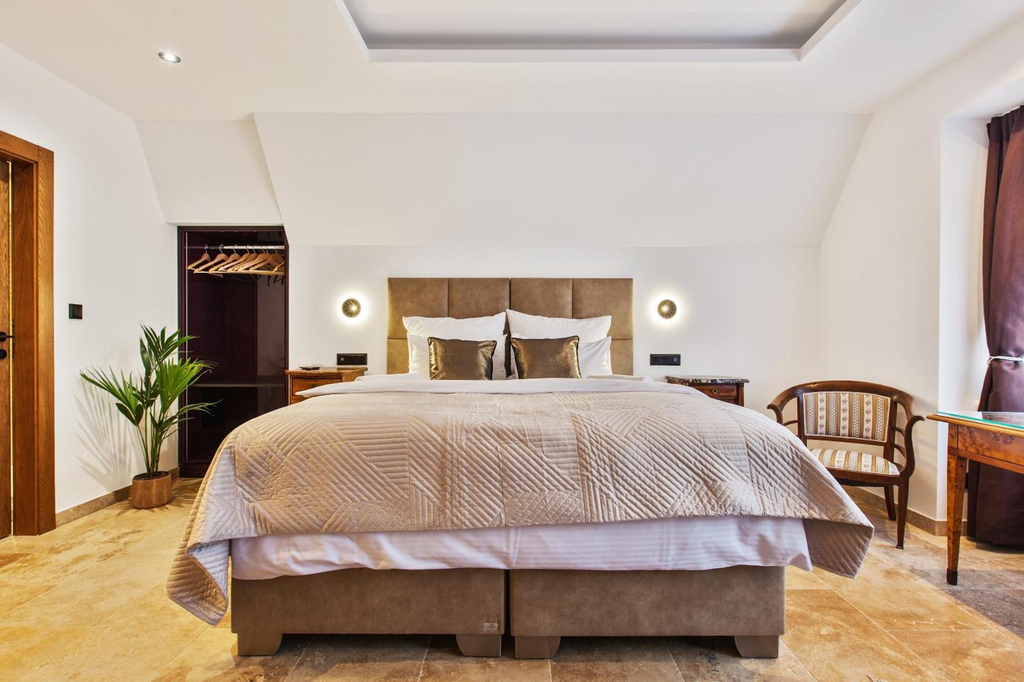 Апартаменти Brezno Central Apartments *